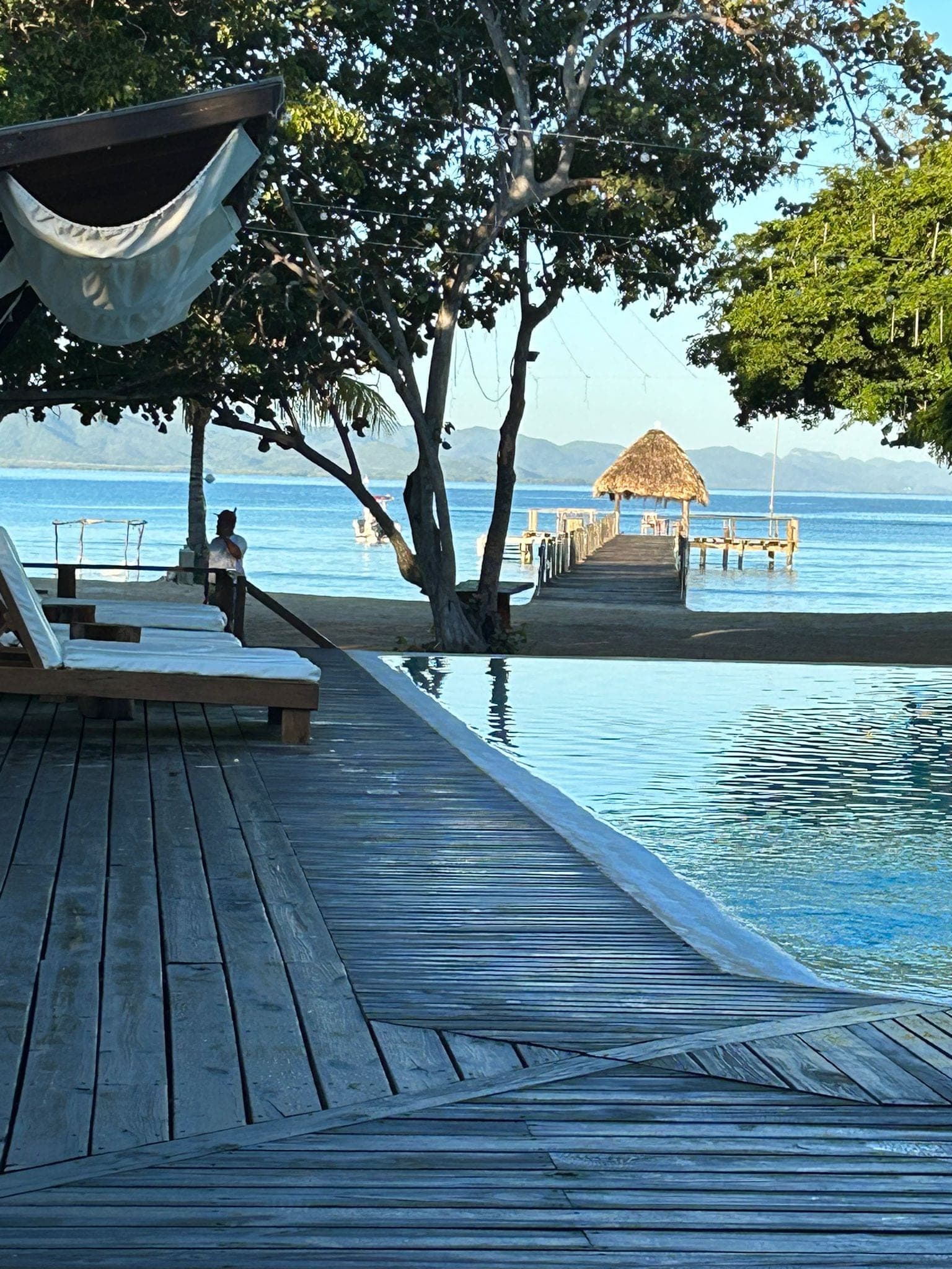 El muelle y la palapa de Maranatha Cove, vistos desde la terraza de la piscina