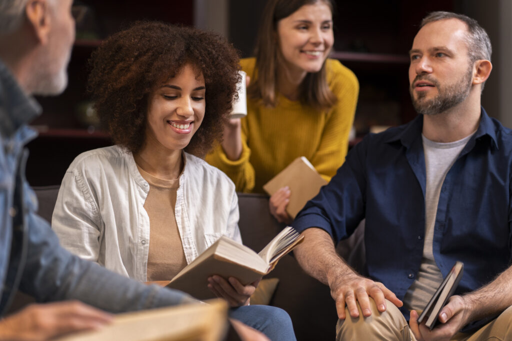 vista-frontal-personas-leyendo-libros